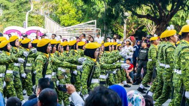 Putrajaya, Malezya - 31 Ağustos 2019: 62. Bağımsızlık Günü veya Putrajaya 'da Malezya' nın Merdeka Günü kutlamalarında yürüyüş birliklerinin yakın görüntüsü.