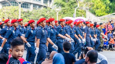 Putrajaya, Malezya - 31 Ağustos 2019: 62. Bağımsızlık Günü veya Putrajaya 'da Malezya' nın Merdeka Günü kutlamalarında yürüyüş birliklerinin yakın görüntüsü.
