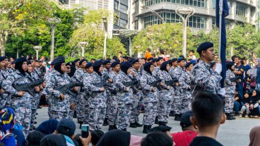 Putrajaya, Malezya - 31 Ağustos 2019: 62. Bağımsızlık Günü veya Putrajaya 'da Malezya' nın Merdeka Günü kutlamalarında yürüyüş birliklerinin yakın görüntüsü.