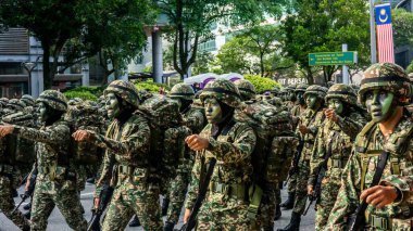 Putrajaya, Malezya - 31 Ağustos 2019: 62. Bağımsızlık Günü veya Putrajaya 'da Malezya' nın Merdeka Günü kutlamalarında yürüyüş birliklerinin yakın görüntüsü.