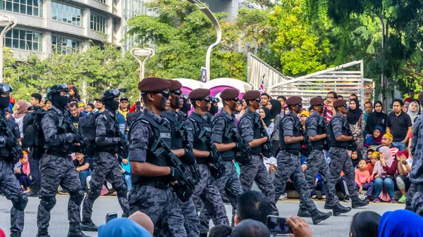 Putrajaya, Malezya - 31 Ağustos 2019: 62. Bağımsızlık Günü veya Putrajaya 'da Malezya' nın Merdeka Günü kutlamalarında yürüyüş birliklerinin yakın görüntüsü.