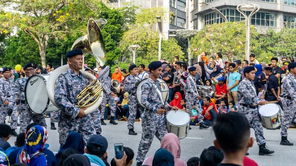 Putrajaya, Malezya - 31 Ağustos 2019: 62. Bağımsızlık Günü veya Putrajaya 'da Malezya' nın Merdeka Günü kutlamalarında yürüyüş birliklerinin yakın görüntüsü.