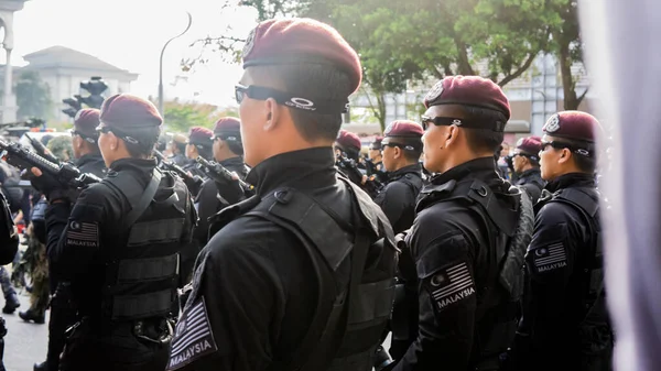 Putrajaya, Malezya - 31 Ağustos 2019: 62. Bağımsızlık Günü veya Putrajaya 'da Malezya' nın Merdeka Günü kutlamalarında yürüyüş birliklerinin yakın görüntüsü.