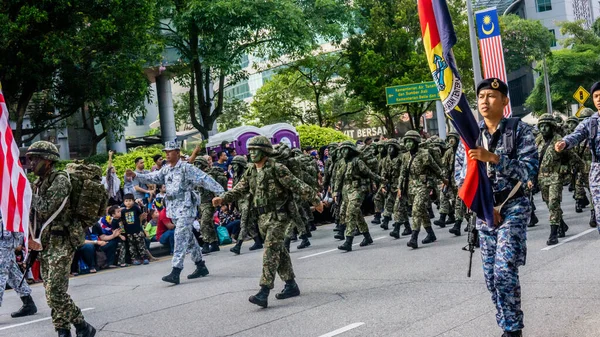 Putrajaya, Malezya - 31 Ağustos 2019: 62. Bağımsızlık Günü veya Putrajaya 'da Malezya' nın Merdeka Günü kutlamalarında yürüyüş birliklerinin yakın görüntüsü.