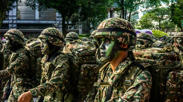 Putrajaya, Malezya - 31 Ağustos 2019: 62. Bağımsızlık Günü veya Putrajaya 'da Malezya' nın Merdeka Günü kutlamalarında yürüyüş birliklerinin yakın görüntüsü.