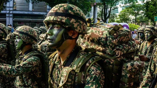 Putrajaya, Malezya - 31 Ağustos 2019: 62. Bağımsızlık Günü veya Putrajaya 'da Malezya' nın Merdeka Günü kutlamalarında yürüyüş birliklerinin yakın görüntüsü.