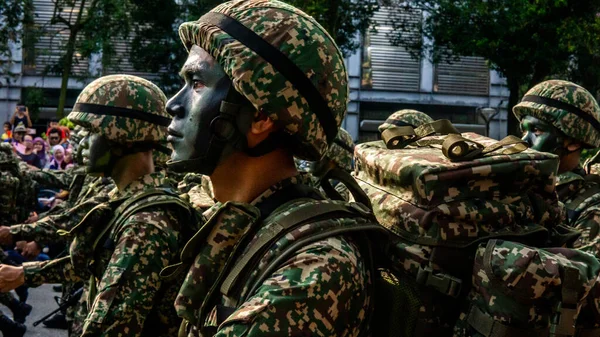 Putrajaya, Malezya - 31 Ağustos 2019: 62. Bağımsızlık Günü veya Putrajaya 'da Malezya' nın Merdeka Günü kutlamalarında yürüyüş birliklerinin yakın görüntüsü.