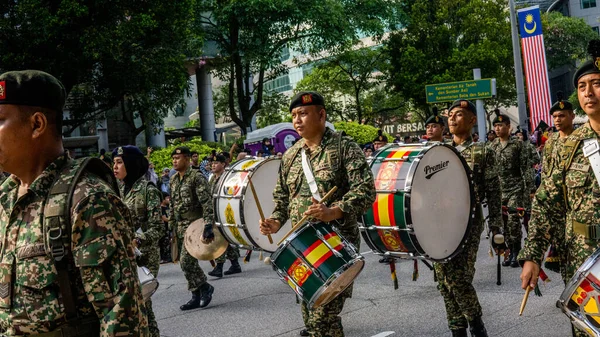 Putrajaya, Malezya - 31 Ağustos 2019: 62. Bağımsızlık Günü veya Putrajaya 'da Malezya' nın Merdeka Günü kutlamalarında yürüyüş birliklerinin yakın görüntüsü.
