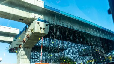Selangor, Malezya - 28 Kasım 2019: Serdang karayolu yakınlarındaki MRT tren yolu şantiyesi. SSP yolu, KVMRT Projesi için geliştirilen ikinci rotadır..