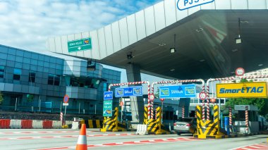 Selangor, Malezya - 28 Kasım 2019: Touch 'NGo ve Smart Tag gibi varoius tipi otoyol gişeleri Serdang yakınlarındaki PLUS Otoyolu' nda.