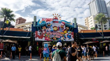 Subang Jaya, Malezya - 28 Kasım 2019: Sunway Lagoon su parkının ve tema parkının girişi. Noel sezonu ve konsept. İnsanlar kapıdan girmek için sıraya girdiler..