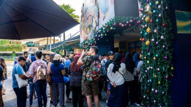 Subang Jaya, Malezya - 28 Kasım 2019: Bir grup insan Bandar Sunway 'deki Sunway Lagoon temalı park girişine girmek için sıraya girdiler. Tatil ve seyahat kavramı.
