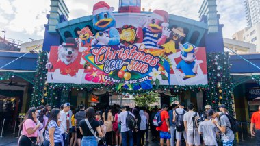 Subang Jaya, Malezya - 28 Kasım 2019: Bir grup insan Bandar Sunway 'deki Sunway Lagoon temalı park girişine girmek için sıraya girdiler. Tatil ve seyahat kavramı.