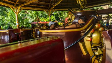Subang Jaya, Malezya - 28 Kasım 2019: Tanımlanamayan erkek turist Bandar Sunway 'deki Sunway Lagoon tema parkında Apaçi Pots' ta at sürmekten ve dönmekten keyif aldı. Seçici görünüm.