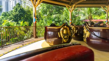 Subang Jaya, Malezya - 28 Kasım 2019: Tanımlanamayan erkek turist Bandar Sunway 'deki Sunway Lagoon tema parkında Apaçi Pots' ta at sürmekten ve dönmekten keyif aldı. Seçici görünüm.