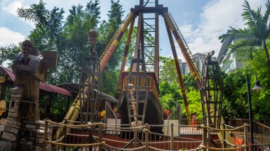 Subang Jaya, Malezya - 28 Kasım 2019: Pirates Revenge, Malaysias Sunway Lagoon tema parkında ilk 360 derece dönen korsan gemisi. Kalyon şeklinde büyük bir gemi, etrafında dönüyor.