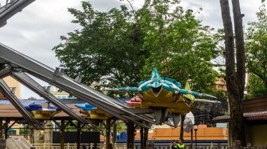 Subang Jaya, Malezya - 28 Kasım 2019: Akbabalara binen turist, Bandar Sunway 'deki Sunway Lagoon tema parkında akbaba şekilli uçak gezisi.