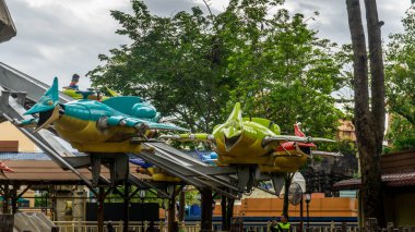 Subang Jaya, Malezya - 28 Kasım 2019: Akbabalara binen turist, Bandar Sunway 'deki Sunway Lagoon tema parkında akbaba şekilli uçak gezisi.