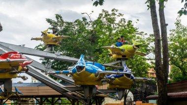 Subang Jaya, Malezya - 28 Kasım 2019: Akbabalara binen turist, Bandar Sunway 'deki Sunway Lagoon tema parkında akbaba şekilli uçak gezisi.