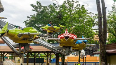 Subang Jaya, Malezya - 28 Kasım 2019: Akbabalara binen turist, Bandar Sunway 'deki Sunway Lagoon tema parkında akbaba şekilli uçak gezisi.