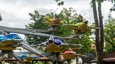 Subang Jaya, Malezya - 28 Kasım 2019: Akbabalara binen turist, Bandar Sunway 'deki Sunway Lagoon tema parkında akbaba şekilli uçak gezisi.