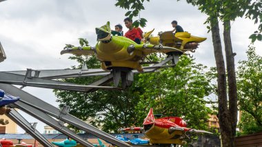 Subang Jaya, Malezya - 28 Kasım 2019: Akbabalara binen turist, Bandar Sunway 'deki Sunway Lagoon tema parkında akbaba şekilli uçak gezisi.