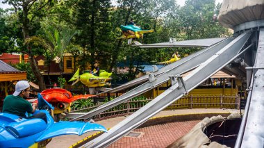 Subang Jaya, Malezya - 28 Kasım 2019: Turist, Bandar Sunway 'deki Sunway Lagoon tema parkında akbaba şekilli uçak yolculuğunun tadını çıkarıyor.