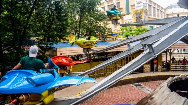 Subang Jaya, Malezya - 28 Kasım 2019: Turist, Bandar Sunway 'deki Sunway Lagoon tema parkında akbaba şekilli uçak yolculuğunun tadını çıkarıyor.