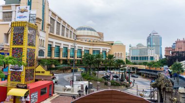 Subang Jaya, Malezya - 28 Kasım 2019: Bandar Sunway 'deki Sunway Lagoon tema parkından Sunway Piramit alışveriş merkezinin manzarası. Aile ve arkadaşlarla ziyaret etmek için en iyi yer..