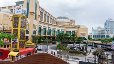 Subang Jaya, Malezya - 28 Kasım 2019: Bandar Sunway 'deki Sunway Lagoon tema parkından Sunway Piramit alışveriş merkezinin manzarası. Aile ve arkadaşlarla ziyaret etmek için en iyi yer..