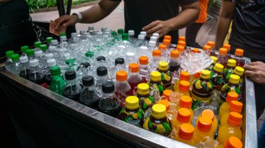 Subang Jaya, Malezya - 28 Kasım 2019 Sunway Lagoon tema parkında buz kutusunda çeşitli şişe içecekleri satılıyor. İçkileri soğuk tutmak için buz kullan. Maden suyu, kola, yumuşak ve meyve içecekleri..