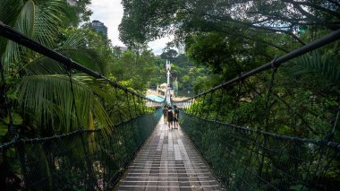Subang Jaya, Malezya - 28 Kasım 2019: Malezya 'nın Bandar Sunway' deki Sunway Lagoon tema parkındaki en uzun yaya asma köprüsü. Köprüden parkın muhteşem manzarası..