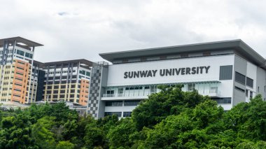 Subang Jaya, Malezya - 28 Kasım 2019 Sunway Üniversitesi tema parkından Sunway Üniversitesi manzarası. Bandar Sunway merkezli özel bir üniversite mi?.