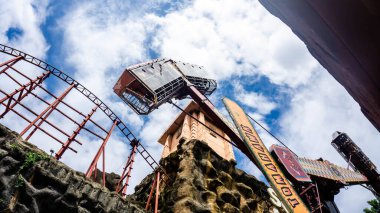 Subang Jaya, Malezya - 28 Kasım 2019: Tomahawk, Bandar Sunway 'deki Sunway Lagoon tema parkında 360 derecelik dönen bir gemi. Dünyayı tepetaklak görmek. Korkaklar için tavsiye edilmez..