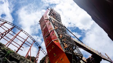 Subang Jaya, Malezya - 28 Kasım 2019: Tomahawk, Bandar Sunway 'deki Sunway Lagoon tema parkında 360 derecelik dönen bir gemi. Dünyayı tepetaklak görmek. Korkaklar için tavsiye edilmez..