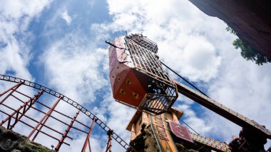 Subang Jaya, Malezya - 28 Kasım 2019: Tomahawk, Bandar Sunway 'deki Sunway Lagoon tema parkında 360 derecelik dönen bir gemi. Dünyayı tepetaklak görmek. Korkaklar için tavsiye edilmez..