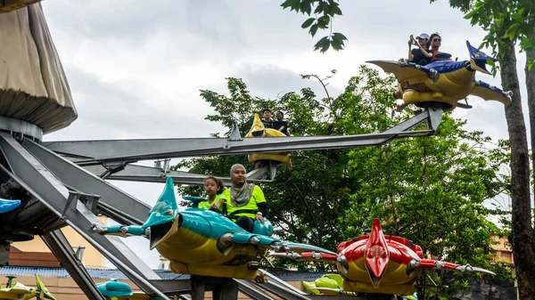Subang Jaya, Malezya - 28 Kasım 2019: Akbabalara binen turist, Bandar Sunway 'deki Sunway Lagoon tema parkında akbaba şekilli uçak gezisi.