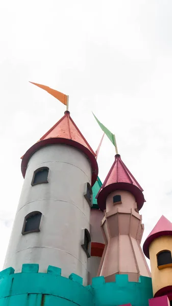 Torre Del Castillo Con Mini Bandera Cima Cielo Blanco Como —  Fotos de Stock