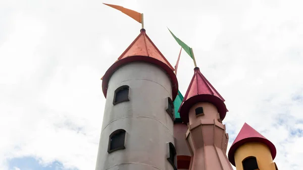 Hradní Věž Mini Vlajkou Vrcholu Bílé Obloze Jako Pozadí Zábavním — Stock fotografie