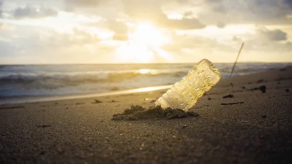 Ένα Άδειο Πλαστικό Μπουκάλι Νερού Μια Άμμο Φως Πρωί Φόντο — Φωτογραφία Αρχείου