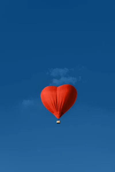 Globo rojo en forma de corazón contra el cielo azul — Foto de Stock