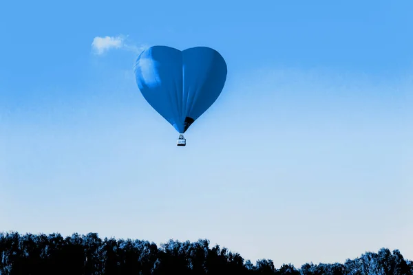 Globo azul en forma de corazón contra el cielo azul — Foto de Stock
