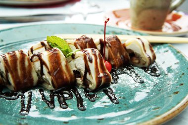 Büyük mavi tabakta tatlı tatlı.