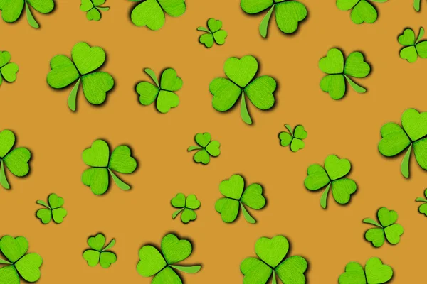 Patroon van groene klavertjes of shamrocks achtergrond. St. Patricks Day concept. — Stockfoto