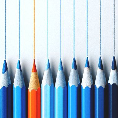 Yumuşak beyaz arkaplanda kalemler.