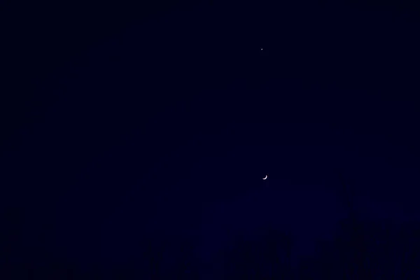 Noche cielo azul oscuro con una estrella y Luna . —  Fotos de Stock