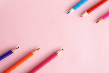 Renkli kalemlerin arkaplanı.