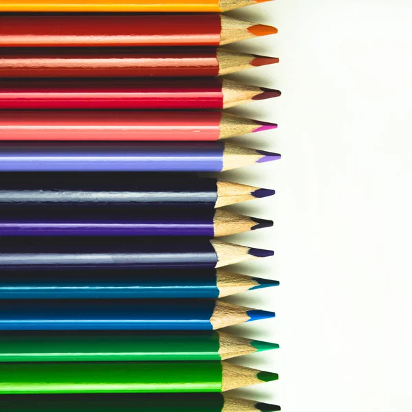 Краски. Цветные карандаши. цветные карандаши на белом фоне . — стоковое фото
