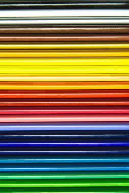 Arkaplan tamamen renkli kalemlerle dolu..