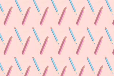 Renkli kalemlerin deseni.